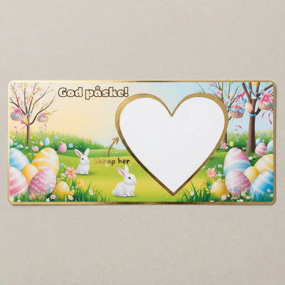 Et gavekort til påske med design av påskegg, kaniner, påsketrær og gress på en solfylt dag. Skriv inn gaven du vil gi i det hvite feltet og fest over medfølgende skrapelapp. Mottaker må skrape frem overraskelsen, akkurat som med et flax-lodd. Håndlaget i Norge
