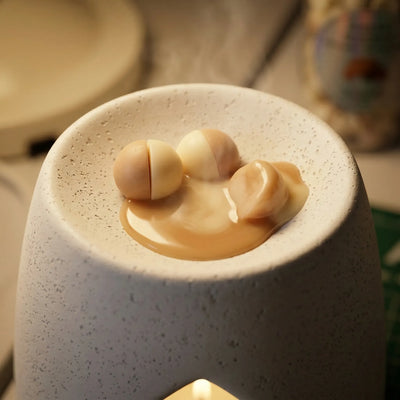 Duftvokskuler som smelter i en voksbrenner. Duft av nystekte croissanter. Denne duften kalles Fransk frokost, og kommer i glass med 90g. Håndlaget i norge