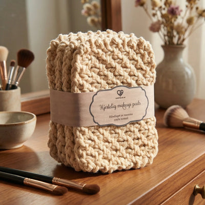 Sminkefjerner pads strikket i 100% bomull av mamma. Her er de i fargen beige. Nydelige makeup pads som kommer i pakke med 4stk. Velg mellom 9 forskjellige farger. Kan vaskes på 60 grader i vaskemaskinen. Perfekt som gave, eller til deg selv. For sensitiv hud. 