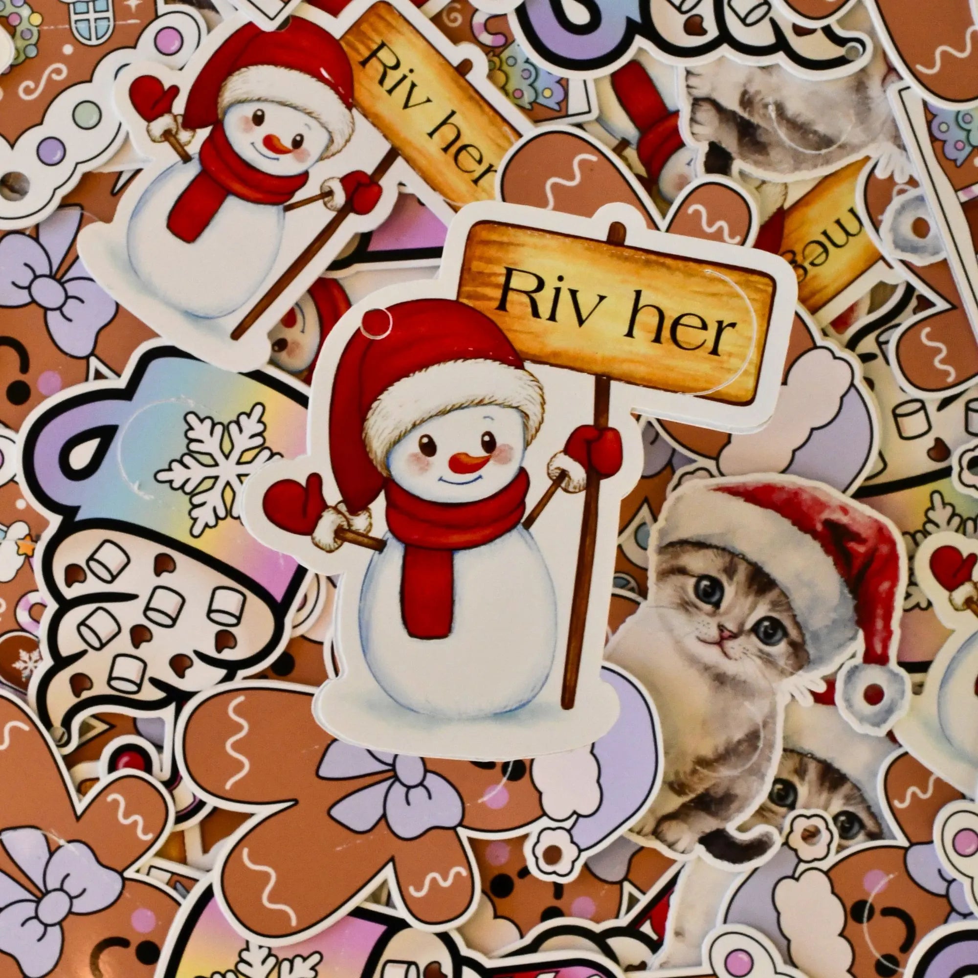 En hemmelig til og fra lapp der til og fra er skjult. For å avsløre må riveflappen rives av. Denne er formet som en søt snømann med rød lue, røde votter og rødt skjerf, som holder et skilt som viser hvor man skal rive. Slike hemmelige lapper vil bidra til å øke spenningen for barna på julaften. Og her vil man ikke vite hvilken gave som er til hvem før pakkene skal deles ut. Håndlaget i Norge. 