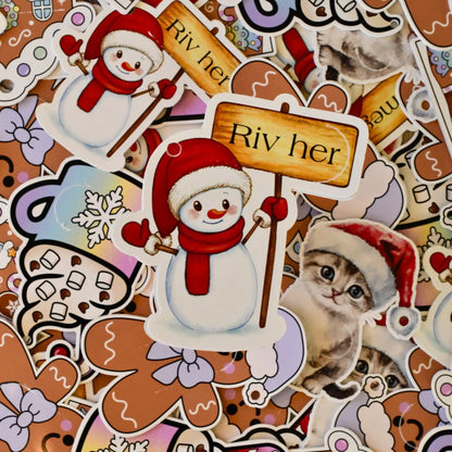 En hemmelig til og fra lapp der til og fra er skjult. For å avsløre må riveflappen rives av. Denne er formet som en søt snømann med rød lue, røde votter og rødt skjerf, som holder et skilt som viser hvor man skal rive. Slike hemmelige lapper vil bidra til å øke spenningen for barna på julaften. Og her vil man ikke vite hvilken gave som er til hvem før pakkene skal deles ut. Håndlaget i Norge. 