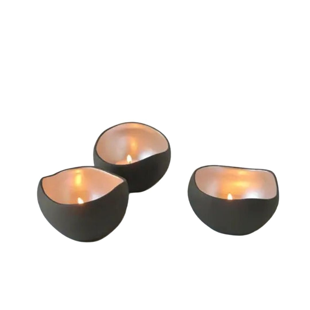 Tre håndlagde telysholdere i en jordnær farge med perlemors innside