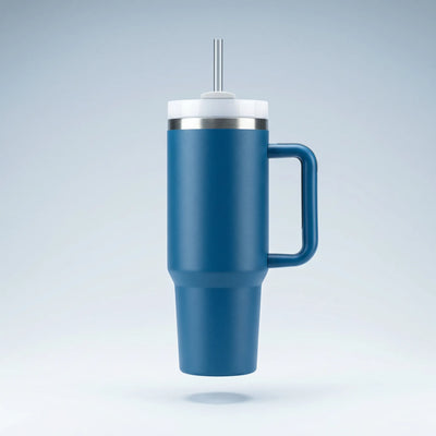 Blå termokopp med håndtak og sugerør i samme stil som de kjente Stanley termokoppene. Kan lasergraveres med ønsket navn eller tekst. Tumbler som rommer 1,2 liter og holder drikken kald hele dagen. Kan også benyttes til varm drikke som kaffe eller kakao, ved å fjerne sugerøret og vri over lokket.