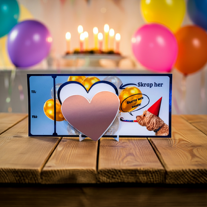 Bursdagskort med blå folie og en hund som feirer og sier "grattis med dagen". I bakgrunnen er det bursdagsfest med kake og ballonger. Bursdagsgaven må skrapes fram med en mynt akkurat som med flakslodd, og når hjertet er skrapt bort så kan man lese hva man fikk i gave. Morsom og unik måte å gi bort bursdagsgave på som man ikke får gitt fysisk der og da. 