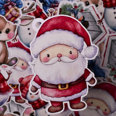 En til og fra lapp til julegaver. Håndlaget med tykt papir. Designet som en søt liten nisse med røde klær og rød lue. Gjør gavene under juletreet ekstra unike og fine. Matt finish og tykt papir. Skriv hvem gaven er til og fra på baksiden. 