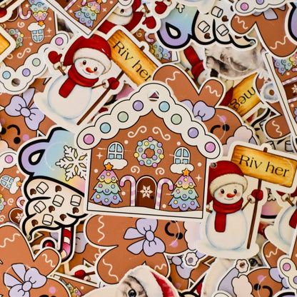 En til og fra lapp som er formet som et pepeprkakehus. Denne lappen skjuler hvem gaven er fra og hvem gaven er til. For å avsløre dette så må riveflappen på fremsiden rives av. Med slike lapper kan ikke barna finne ut av hvilken gave som er til hvem før gavene faktisk skal deles ut. Gøy og spennende. Håndlaget i Norge