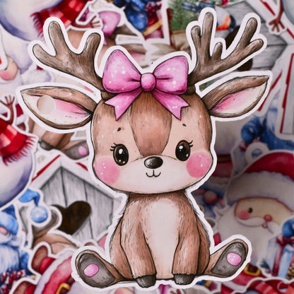 Håndlaget til og fra lapp til julegaver. Et søtt reinsdyr med rosa kinn og sløyfe. Gjør en søt innpakket julegave enda søtere. 