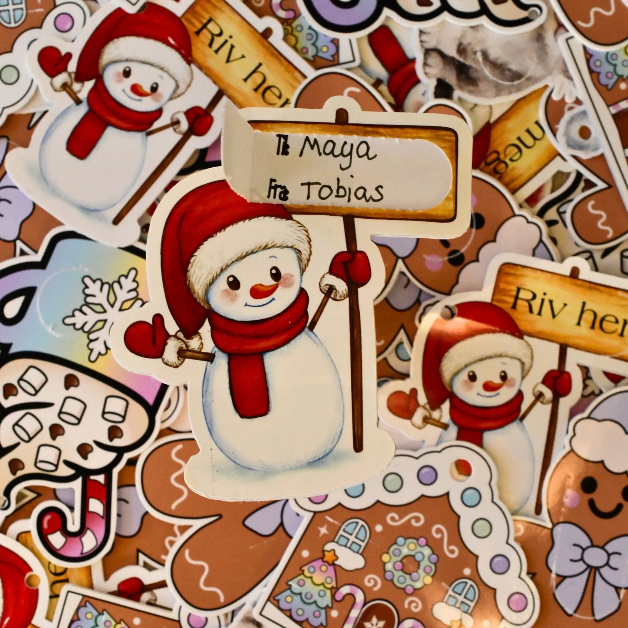 En til og fra lapp med riveflapp som vises hvordan det ser ut etter man avslører hvem pakken er fra og hvem pakken er til. Hemmelig til og fra lapper som øker spenningen på julaften. Her kan man ikke vite hvem gaven er til eller fra før gavene skal deles ut før julegaveåpning. Håndlaget i Norge.