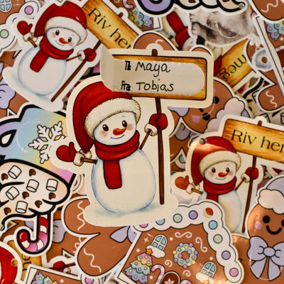 En til og fra lapp med riveflapp som vises hvordan det ser ut etter man avslører hvem pakken er fra og hvem pakken er til. Hemmelig til og fra lapper som øker spenningen på julaften. Her kan man ikke vite hvem gaven er til eller fra før gavene skal deles ut før julegaveåpning. Håndlaget i Norge.