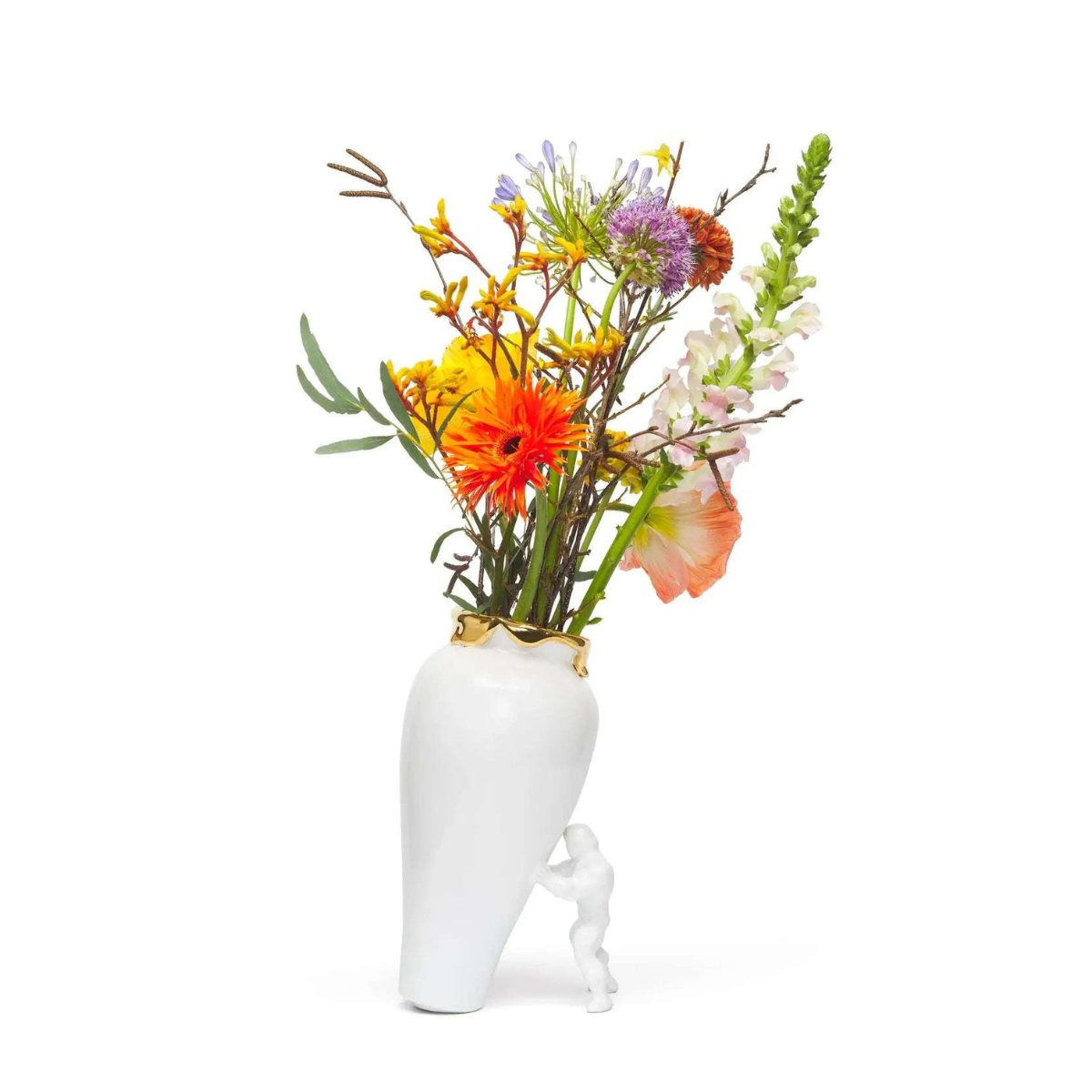 Blomster vase med superhero figur som støtter vasen så den ikke skal velte. Gulldetaljer på toppen som ser ut som at det renner gull nedover kanten på vasen. Vasen kommer i tre forskjellige størrelser og er håndlaget av keramikk. Designer interiør. 